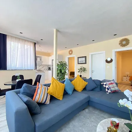 Stylish Sea View 2 Bedroom Steps To The *
