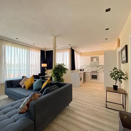 Дом отдыха Stylish Sea View 2 Bedroom Steps To The