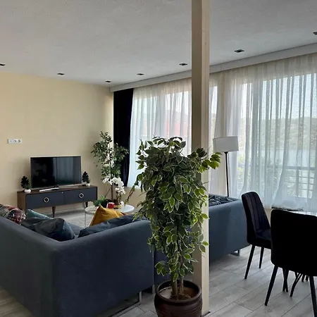 Stylish Lakeview 2 Bedroom Steps To The Bogazici