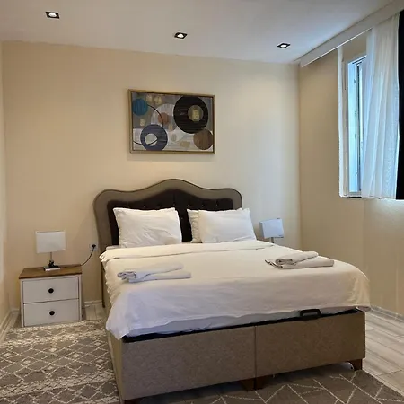 Holiday home Stylish Lakeview 2 Bedroom Steps To The *