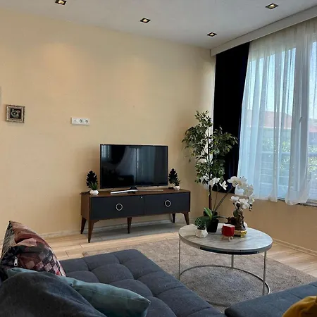 Stylish Lakeview 2 Bedroom Steps To The