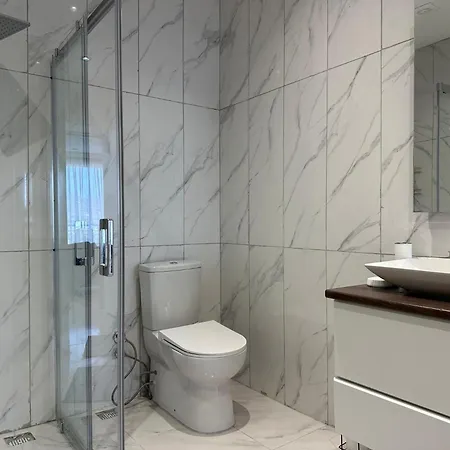 Stylish Lakeview 2 Bedroom Steps To The Bogazici