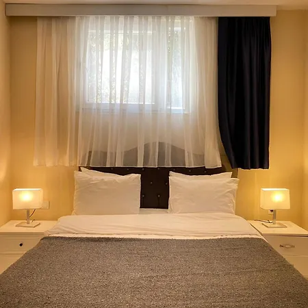 Stylish Sea View 2 Bedroom Steps To The 別荘