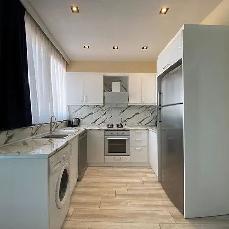 Stylish Sea View 2 Bedroom Steps To The 別荘